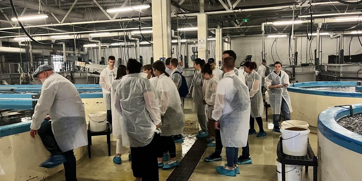 Más de 150 personas conocieron cómo se produce el alimento para salmones en una iniciativa de vinculación con la comunidad Más de 150 personas conocieron cómo se produce el alimento para salmones en una iniciativa de vinculación con la comunidad